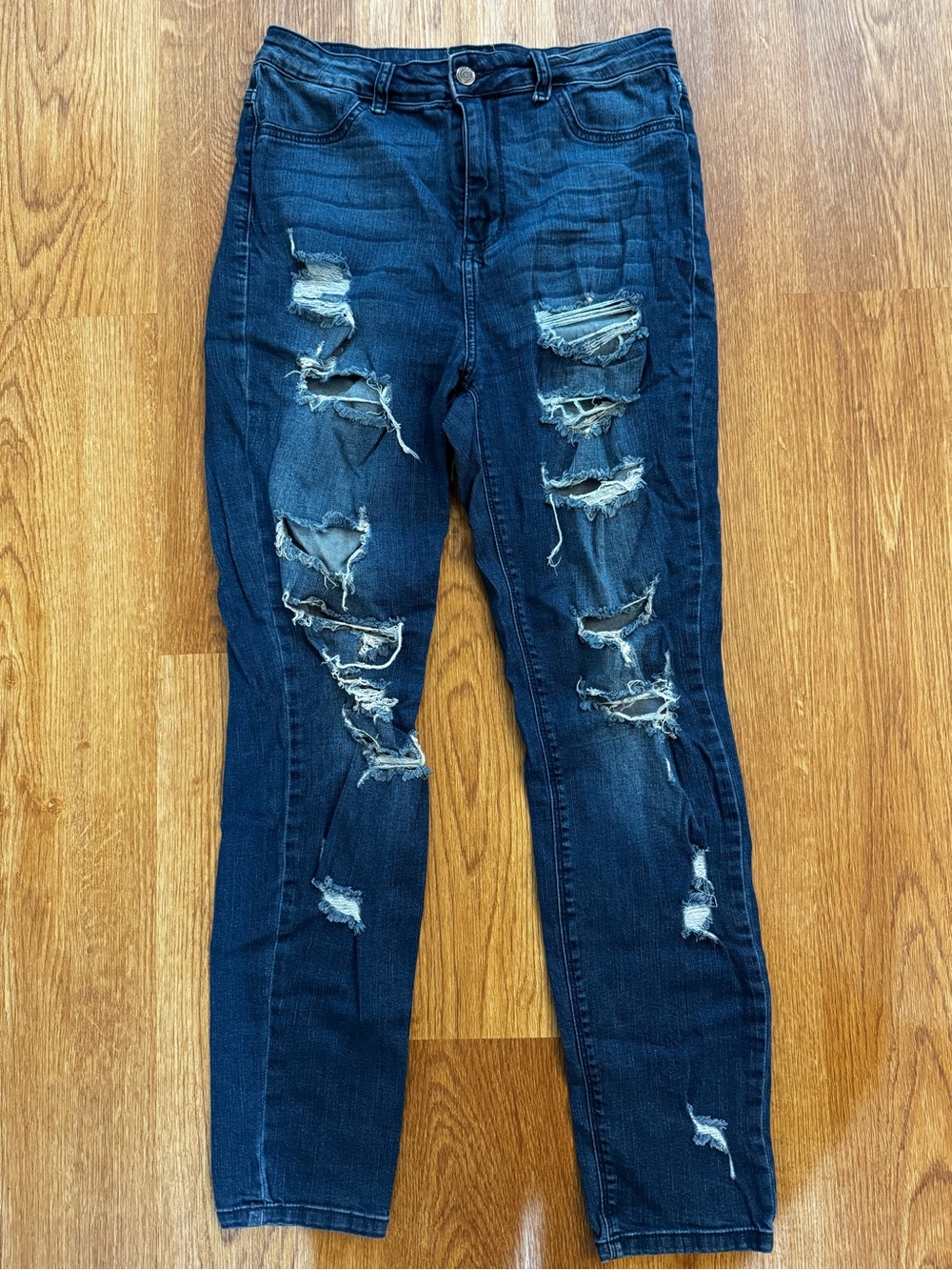 Cello jeans size 11/30 dark wash distressed ripped skinny jeans